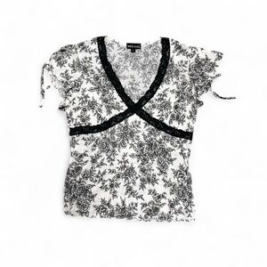 Y2K Wet Seal Floral Lace-Trim V-Neck Top in Black and White
